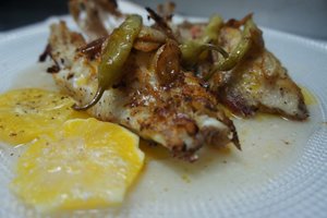 Tiñosu con piparra y citricos
