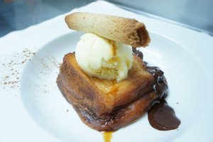 Torrija con helado de vainilla
