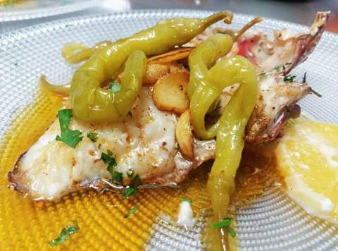 Tiñosu con piparra y citricos